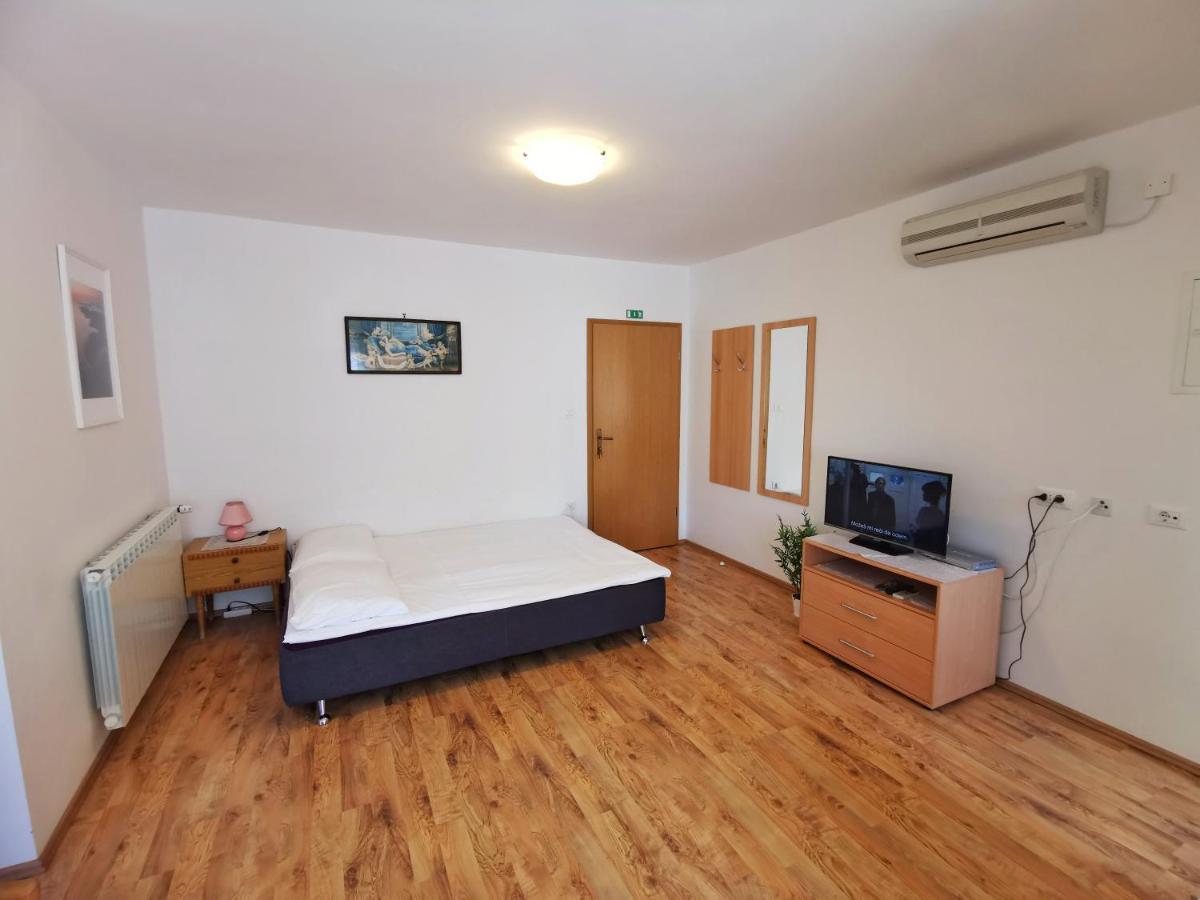 Apartments Sokolic Нерезине Экстерьер фото